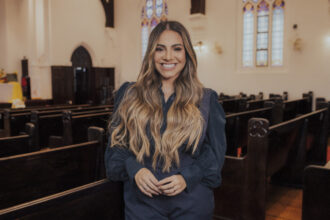 A aclamada cantora gospel Gabriela Rocha apresenta seu novo single "Toda Terra", a primeira faixa do aguardado álbum "A Igreja". Foto: Divulgação.