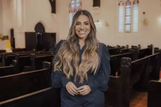 A aclamada cantora gospel Gabriela Rocha apresenta seu novo single "Toda Terra", a primeira faixa do aguardado álbum "A Igreja". Foto: Divulgação.