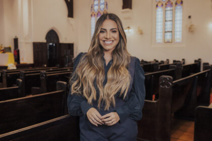 A aclamada cantora gospel Gabriela Rocha apresenta seu novo single "Toda Terra", a primeira faixa do aguardado álbum "A Igreja". Foto: Divulgação.