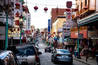 Igreja na China enfrenta perseguição e multa após acampamento de verão, com líderes realocados e membros unidos em meio a dificuldades. Foto: Representativa/Pexels.