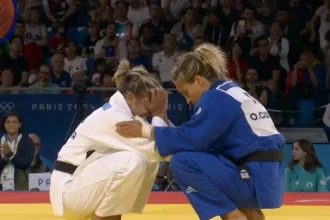 A judoca brasileira Larissa Pimenta é confortada por sua oponente italiana, durante as Olimpíadas de Paris, após luta pela medalha de bronze. Foto: Captura de tela/GE