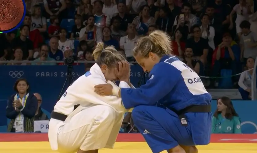 A judoca brasileira Larissa Pimenta é confortada por sua oponente italiana, durante as Olimpíadas de Paris, após luta pela medalha de bronze. Foto: Captura de tela/GE