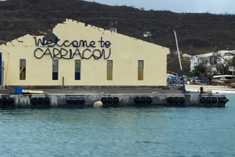 O furacão Beryl, após devastar várias regiões do Caribe, atingiu com força a ilha de Carriacou, deixando um rastro de destruição. Foto: Chrispin Hosten