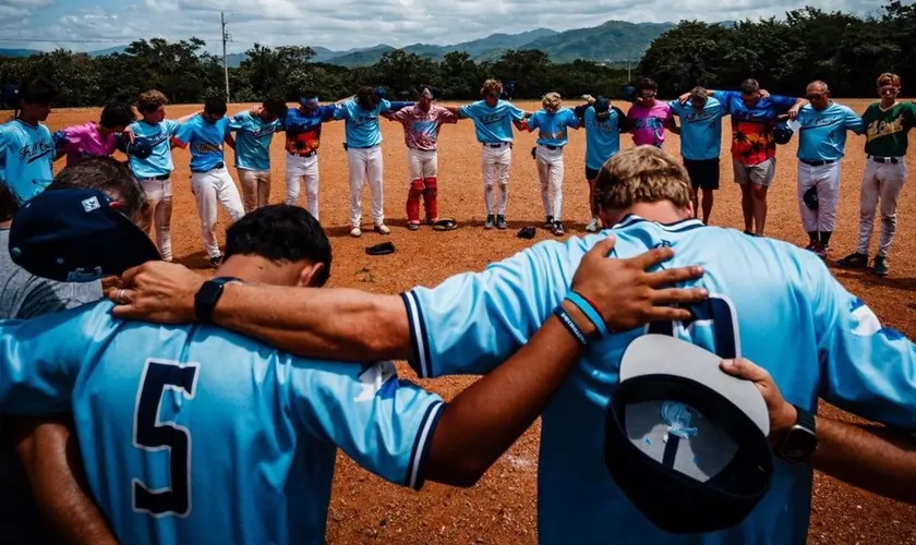 Ministério faz evangelismo no beisebol com time missionário