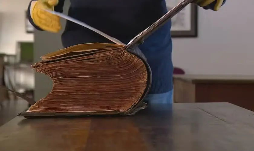 Uma Bíblia com mais de 250 anos, traduzida do grego para o antigo alemão, foi heroicamente resgatada durante a enchente no Rio Grande do Sul. Foto: Reprodução/G1/RBS TV