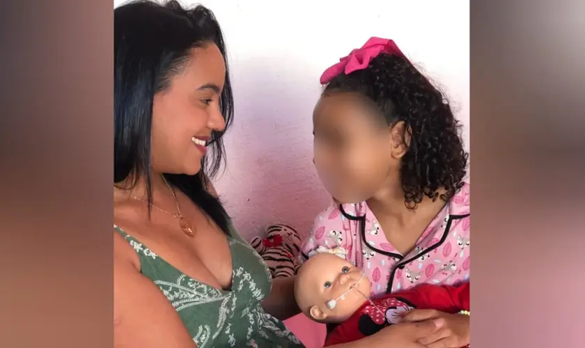 Após mãe louvar a Deus por filha, criança volta à vida após 70 minutos sem batimentos, surpreendendo equipe de médicos. Foto: Instagram/Hellen Souza