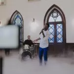 "Presença Insubstituível" é o novo single de André Wilian, lançado com um clipe impactante e mensagem sobre a entrega e a presença de Deus. Foto: Divulgação.