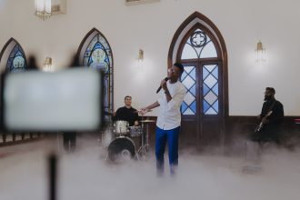 "Presença Insubstituível" é o novo single de André Wilian, lançado com um clipe impactante e mensagem sobre a entrega e a presença de Deus. Foto: Divulgação.