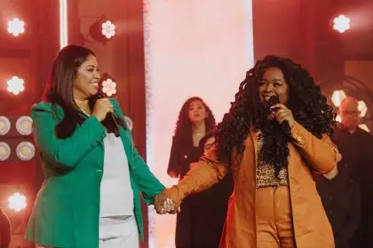 Gisele Nascimento apresentou a faixa "Lágrimas Ensinam" com Vitória Souza, parte do projeto comemorativo dos seus 20 anos de carreira. Foto: Divulgação.