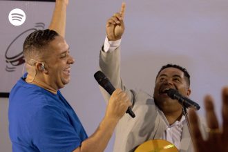 O cantor Waguinho estampa a capa da playlist “Pa God” do Spotify, com os melhores hits do pagode gospel para fortalecer sua fé. Foto: Divulgação.