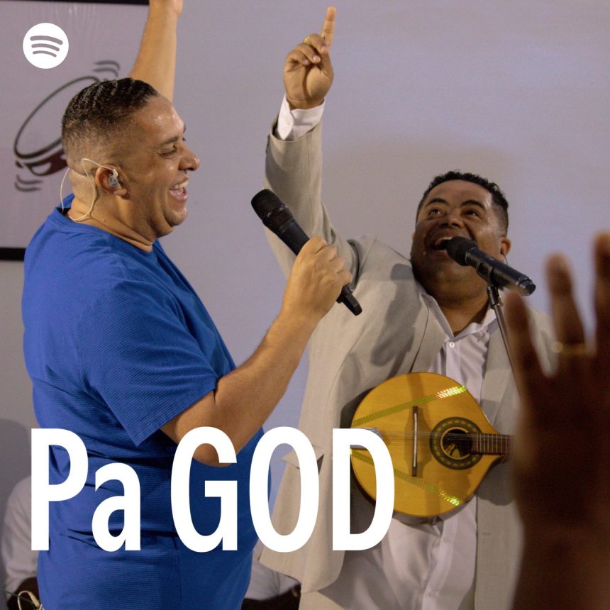 O cantor Waguinho estampa a capa da playlist “Pa God” do Spotify, com os melhores hits do pagode gospel para fortalecer sua fé. Foto: Divulgação.