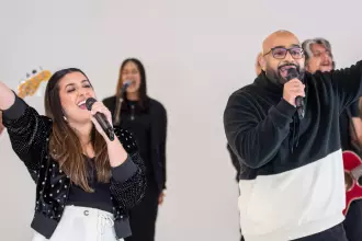 Kelly Benigno lança "Canto Aleluia" com Tiago Peres e backing vocal testemunha cura milagrosa durante a gravação. Foto: Divulgação.