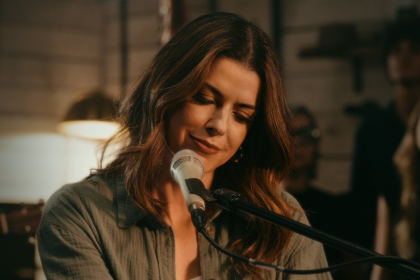 Rachel Novaes lança, em parceria da Musile Records, uma versão em português de "Thank You Jesus For The Blood" com hino da Harpa Cristã. Foto: Divulgação.