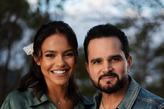 Julia Vitória se uniu a Luciano Camargo para juntos eternizarem uma das canções mais conhecidas das igrejas pentecostais. Foto: Divulgação.