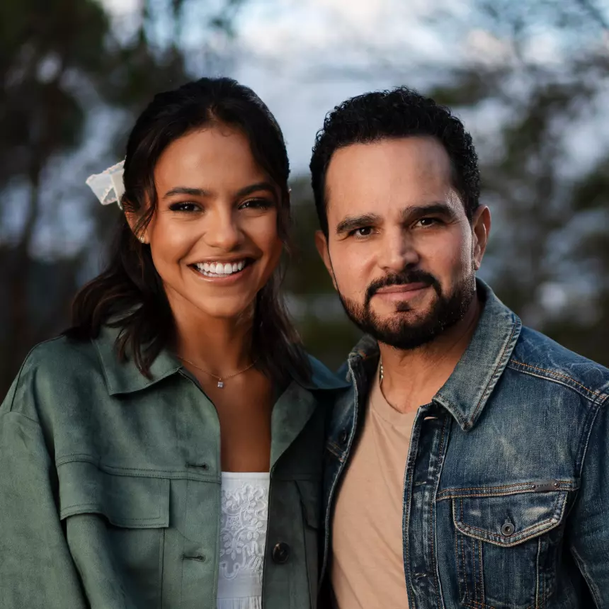 Julia Vitória se uniu a Luciano Camargo para juntos eternizarem uma das canções mais conhecidas das igrejas pentecostais. Foto: Divulgação.