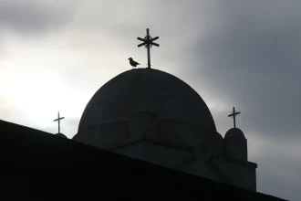 Igreja cristã em Bursa, Turquia, enfrenta ordem de evacuação por supostos riscos estruturais, mas comunidade contesta a decisão. Foto: Representativa/PortasAbertas.