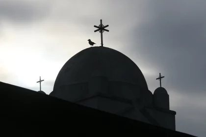 Igreja cristã em Bursa, Turquia, enfrenta ordem de evacuação por supostos riscos estruturais, mas comunidade contesta a decisão. Foto: Representativa/PortasAbertas.