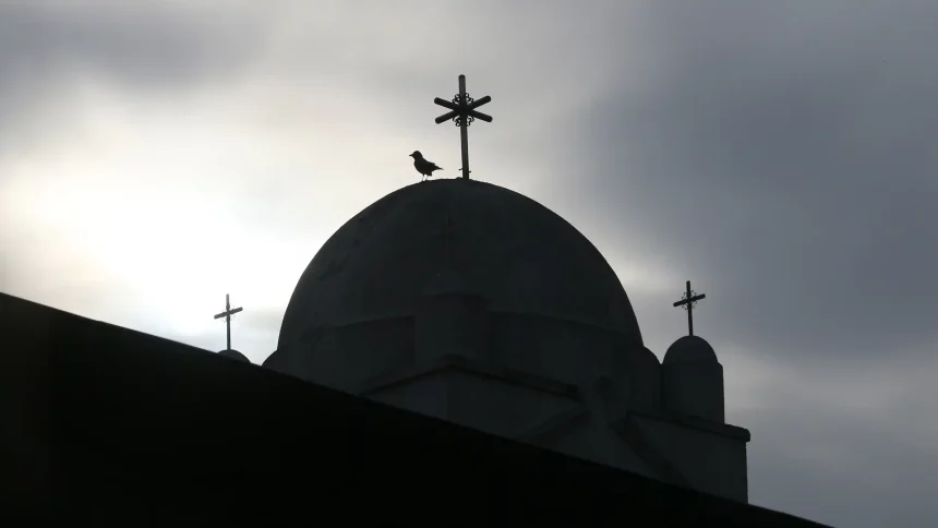 Igreja cristã em Bursa, Turquia, enfrenta ordem de evacuação por supostos riscos estruturais, mas comunidade contesta a decisão. Foto: Representativa/PortasAbertas.