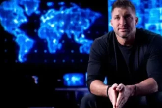 Ex-jogador da NFL e atleta cristão, utiliza sua influência para combater o tráfico de pessoas e a exploração sexual infantil. Foto: Reprodução/Fundação Tim Tebow