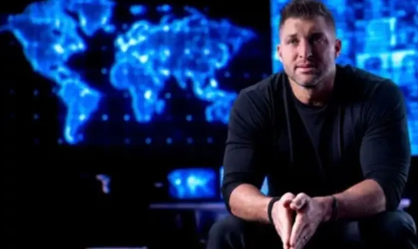 Ex-jogador da NFL e atleta cristão, utiliza sua influência para combater o tráfico de pessoas e a exploração sexual infantil. Foto: Reprodução/Fundação Tim Tebow