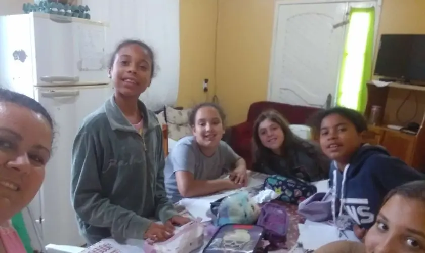 Menina de 10 anos lidera estudo bíblico para amigas em São José do Norte–RS, inspirando sua comunidade com coragem e dedicação ao Evangelho. Foto: Reprodução/Notícias Adventistas