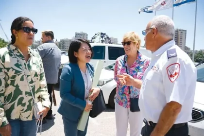 Cristãos no Japão financiam mais de três ambulâncias para Israel, mostrando seu apoio via doações e orações. Foto: Michio Nagata