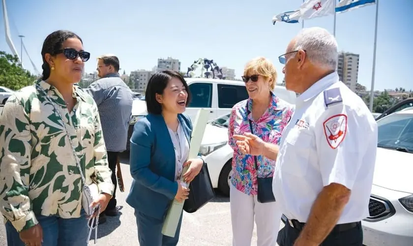 Cristãos no Japão financiam mais de três ambulâncias para Israel, mostrando seu apoio via doações e orações. Foto: Michio Nagata