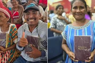 Primeira Bíblia em Wayuunaiki é lançada para tribo na Colômbia, celebrando 13 anos de trabalho de tradução e impacto cultural. Foto: Reprodução/Instagram/Sociedad Bíblica Colombiana