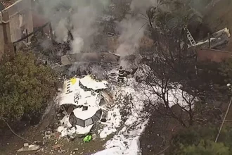 Família sobrevive à queda de avião com 62 pessoas que atingiu seu terreno em Vinhedo–SP; todos os outros a bordo morreram no acidente. Foto: Reprodução/Jornal do Almoço/G1