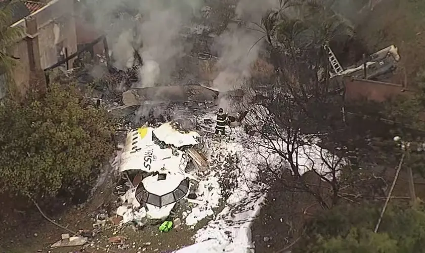 Família sobrevive à queda de avião com 62 pessoas que atingiu seu terreno em Vinhedo–SP; todos os outros a bordo morreram no acidente. Foto: Reprodução/Jornal do Almoço/G1