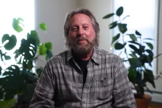 Thomas Petrofsky, ex-hippie, encontrou Jesus por meio de um panfleto deixado no banheiro de sua faculdade na década de 1960. Foto: Reprodução/YouTube/Delafé Testimonies