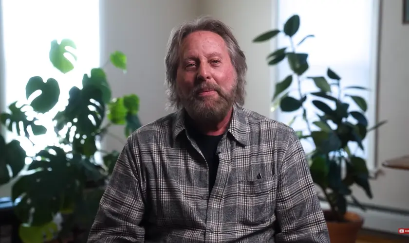 Thomas Petrofsky, ex-hippie, encontrou Jesus por meio de um panfleto deixado no banheiro de sua faculdade na década de 1960. Foto: Reprodução/YouTube/Delafé Testimonies