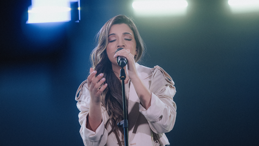 Fernanda Tomadon, acaba de lançar sua mais nova canção, "Te Amar Mais Que a Minha Vida", que promete tocar o coração com sua mensagem. Foto: Divulgação.