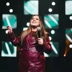 Sarah Farias começou a divulgar recentemente seu novo projeto musical ao vivo com o lançamento da canção “Se Eu Não Te Ouvir”. Foto: Divulgação.