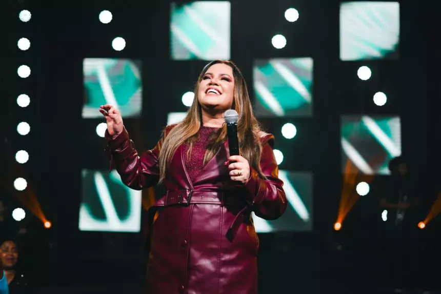 Sarah Farias começou a divulgar recentemente seu novo projeto musical ao vivo com o lançamento da canção “Se Eu Não Te Ouvir”. Foto: Divulgação.