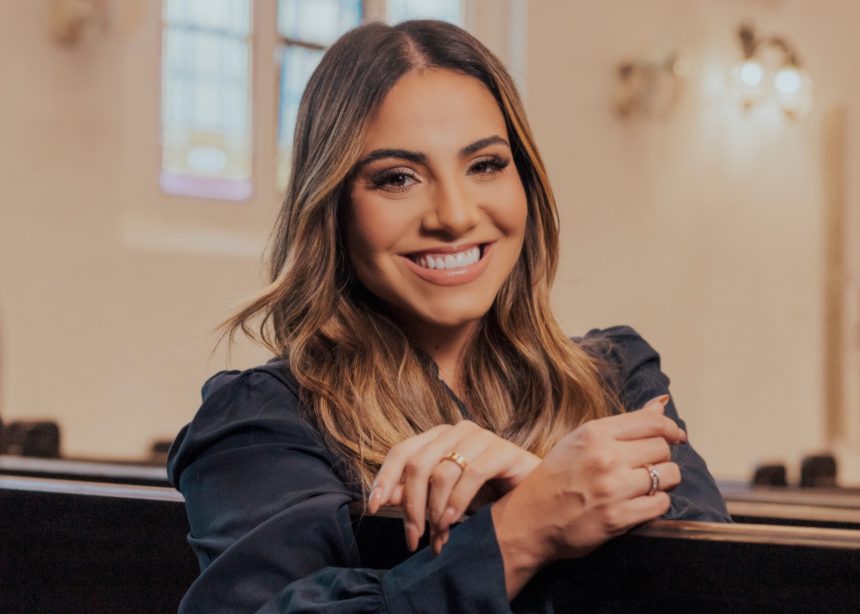 Dando sequência à série de lançamentos dos singles do álbum “A Igreja”, a cantora Gabriela Rocha apresenta o medley “Deus Está Aqui”. Foto: Divulgação.