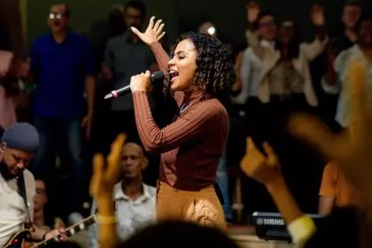 A cantora gospel Tirza Almeida lançou neste ano o single "Não Há Outro" e agora a canção ganha reforço do clipe oficial gravado ao vivo. Foto: Divulgação.