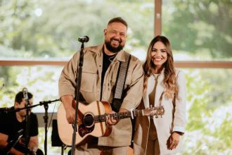 Fernandinho relança o álbum "Único" em versão acústica com Gabriela Rocha e mais artistas, via The Orchard e Grupo Show Gospel. Foto: Divulgação.