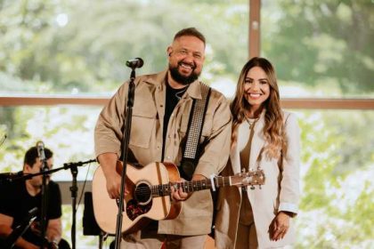 Fernandinho relança o álbum "Único" em versão acústica com Gabriela Rocha e mais artistas, via The Orchard e Grupo Show Gospel. Foto: Divulgação.