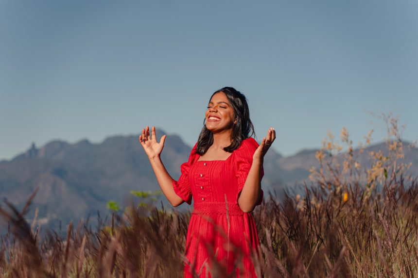 Larissa Santos lança ''Seu Futuro'', que traz um lembrete sobre a importância de manter a fé em Deus, mesmo diante das adversidades. Foto: Divulgação.