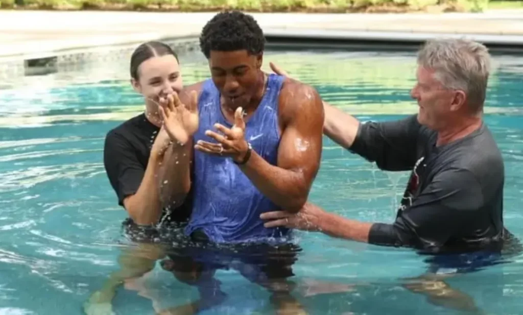 Jogador de basquete celebra seu batismo: ”Nada sem Jesus”