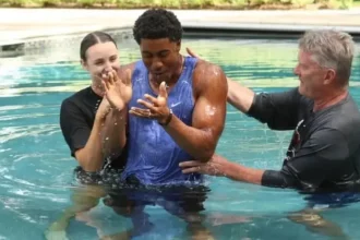 Jaden Ivey, jogador de basquete americano do Detroit Pistons, recentemente celebrou um marco significativo em sua jornada de fé: seu batismo. Foto: Reprodução/Instagram.