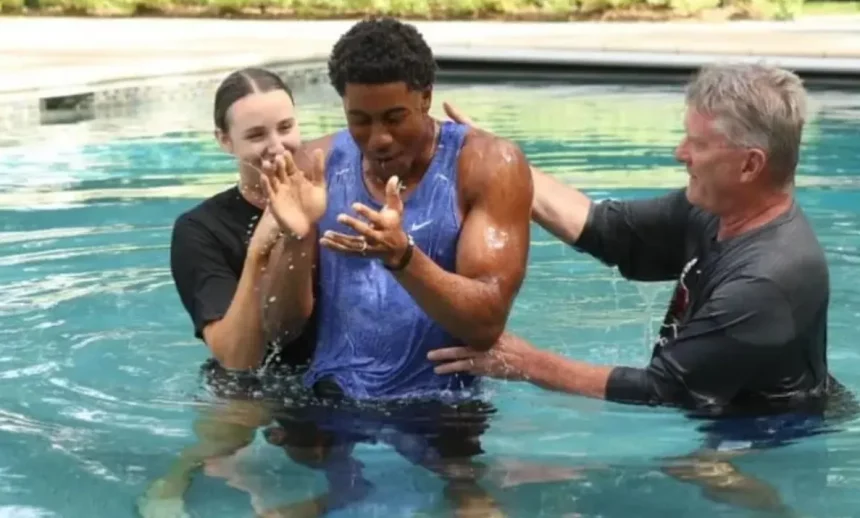 Jaden Ivey, jogador de basquete americano do Detroit Pistons, recentemente celebrou um marco significativo em sua jornada de fé: seu batismo. Foto: Reprodução/Instagram.