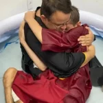 Homem paraplégico é batizado em hospital na Bahia, em um momento de fé e esperança, após aceitar Jesus com o apoio da Igreja Adventista. Foto: Reprodução/Arquivo Pessoal