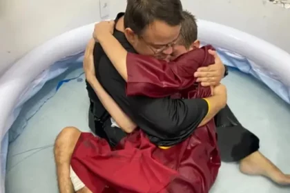 Homem paraplégico é batizado em hospital na Bahia, em um momento de fé e esperança, após aceitar Jesus com o apoio da Igreja Adventista. Foto: Reprodução/Arquivo Pessoal