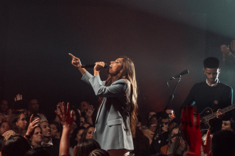 Mari Borges encerra projeto com o single "Eu Tenho Um Deus", que nos lembra que Deus sempre presente para nos levantar em tempos difíceis. Foto: Divulgação.