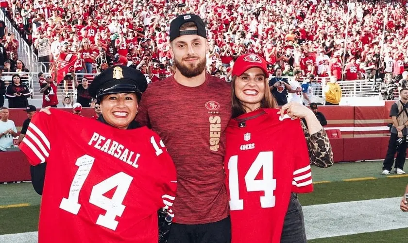 Um jogador da NFL voltou aos campos pela primeira vez após ser baleado no peito durante uma tentativa de assalto na Califórnia. Foto: San Francisco 49ers/Facebook