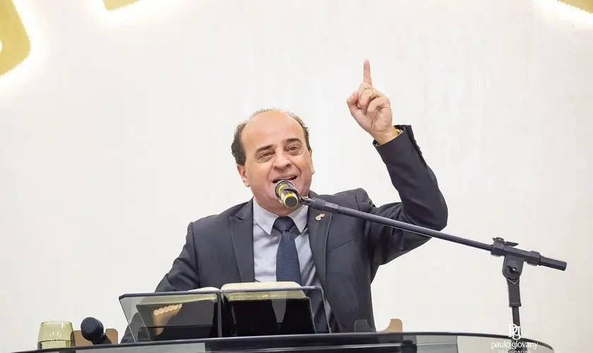 Pastor Hueslen Ricardo Santos, 50, faleceu após queda de andaime enquanto realizava reparos no telhado da Assembleia de Deus em Camboriú–SC. Foto: Instagram/Hueslen Ricardo Santos