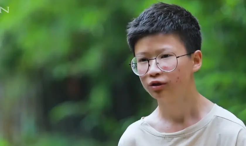 Um menino que nasceu com um buraco no coração e foi abandonado pela mãe, encontrou esperança na fé em Jesus. Foto: Divulgação/CBN News.