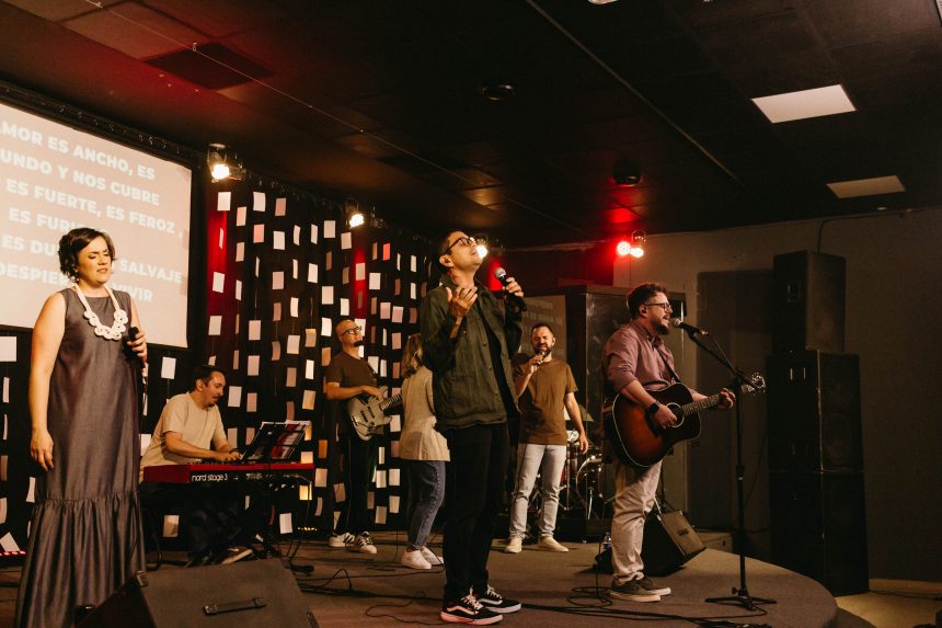 O cantor Carlinhos Falsetti lançou seu mais novo single, "Amor Furioso", marcando o início de seu projeto ao vivo inteiramente em espanhol. Foto: Divulgação.